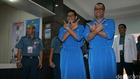 Anies dan Sandiaga lalu memperagakan salam W bersama-sama sambil tersenyum menghadap lensa pewarta.