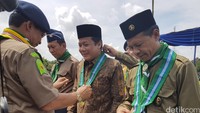 Ketua Kwartir Pusat Hizbul Wathan, Mayjend Purn Muchdi PR menyematkan penghargaan kepad Taufik Kurniawan.
