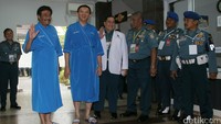 Keduanya mengenakan baju pasien dan masuk ke ruangan tes.