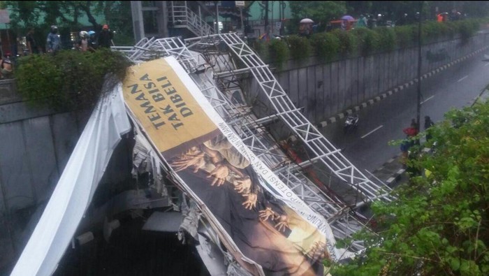 Jembatan Penyeberangan Orang di Pasar Minggu Roboh