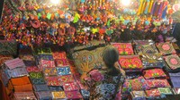 Seorang pedagang aksesoris bermotif Suku Karen yang warna-warni. Chiang Mai Night Market lebih rapi dari Bangkok dan penuh barang menarik (Fitraya/detikTravel)