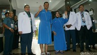 Tes hari ini menyeluruh semua fungsi organ. Ada standar pemeriksaan. Semua tes urin dan tes darah.