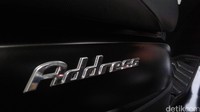 Dipadukan dengan logo ‘S’ Suzuki dan emblem Address 3D berwarna chrome yang menjadi identitas seri Suzuki Black Predator menambah kesan tegas dan berani. Foto: Khairul Imam Ghozali