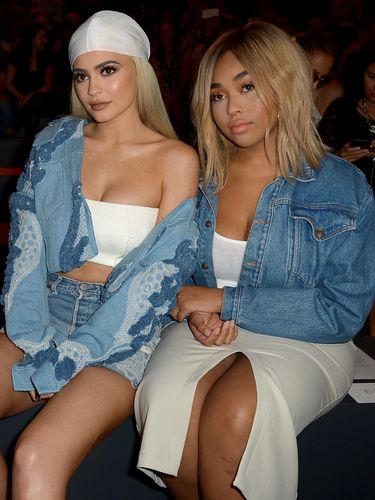 Kylie Jenner & Jordyn Woods di New York Fashion Week (Gustavo Caballero/Getty Images)