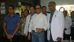 Tes Kesehatan Pilgub DKI, Anies-Sandiaga Tampilkan Salam Huruf W