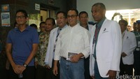Sebelum masuk ke ruang tes kesehatan, Anies Baswedan dan Sandiaga Uno sempat melakukan foto bersama denga para dokter di RS Mintohardjo.