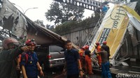 Belum diketahui apa penyebabnya, ada sejumlah orang yang berada di jembatan dan di sekitar jembatan.
