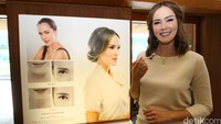 Artis Cathy Sharon menunjukkan aplikator Fillerina non injeksi filler pertama di Indonesia. Fillerina merupakan kosmetik filler yang efektif mengurangi kerutan tanpa rasa sakit, dapat diaplikasikan di rumah dan telah terdaftar di Badan Pengawas Obat dan Makanan (BPOM) sebagai kosmetika dengan manfaat filler.