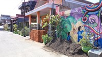 Di beberapa dinding di sudut gang Kawitan dihiasi dengan lukisan mural. Ada ikon khas Banyuwangi seperti motif batik gajah oling, gandrung dan lainnya. Jangan lupa bawa kamera ya untuk mengabadikan setiap momen seru jelajah Kawitan! (Aditya/detikTravel)