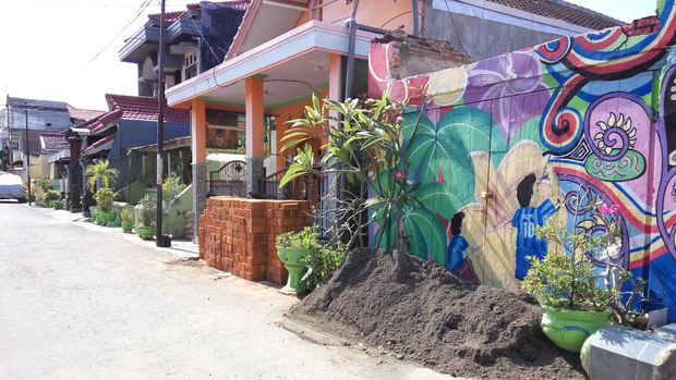 Lukisan mural di salah satu sisi dinding (Aditya/detikTravel)