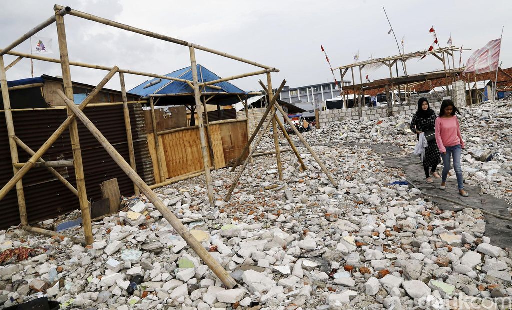 Kampung Akuarium ditertibkan Pemprov DKI pada Senin (11/4/2016) lalu. Saat ini warga yang menolak relokasi tetap bertahan di kawasan tersebut. Mereka tinggal di tenda darurat.