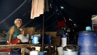 Warga bertahan di tenda darurat.