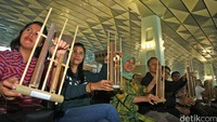 Ada sekitar 100 angklung yang dibagikan kepada penumpang dan mereka pun terlihat bersemangat dan larut dalam alunan nada.