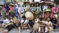 Para peserta Festival Tani Nusantara 2016 membawa hasil tani Lombok Tengah.
