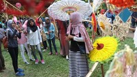 Warga dari Solo dan sekitarnya selalu antusias untuk meramaikan Festival Payung Indonesia setiap tahunnya. Mereka nampak bergembira mengabadikan momen kehadirannya dengan saling mengambil gambar atau berfoto di Taman Balekambang yang telah disulap oleh panitia menjadi hutan payung.