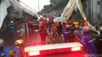 Petugas juga memotong dan mengangkut besi jembatan.