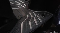 Address Black Predator juga sudah dilengkapi aksesoris berupa floorboard garnish yang menambah kesan mewah dan eksklusif.Foto: Khairul Imam Ghozali