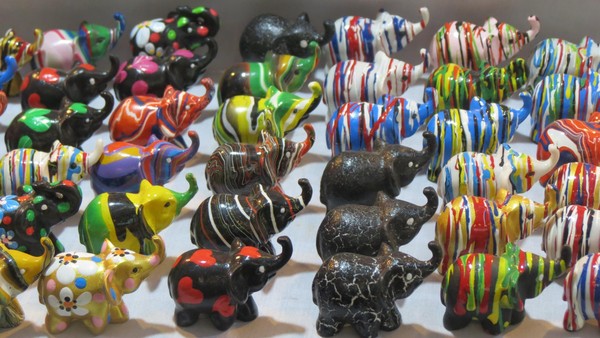 Aneka pajangan gajah mini yang lucu. Banyak suvenir yang dijual di Chiang Mai Night Market dari kerajinan kayu sampai gantungan kunci (Fitraya/detikTravel) Aneka pajangan gajah mini yang lucu. Banyak suvenir yang dijual di Chiang Mai Night Market dari kerajinan kayu sampai gantungan kunci (Fitraya/detikTravel)