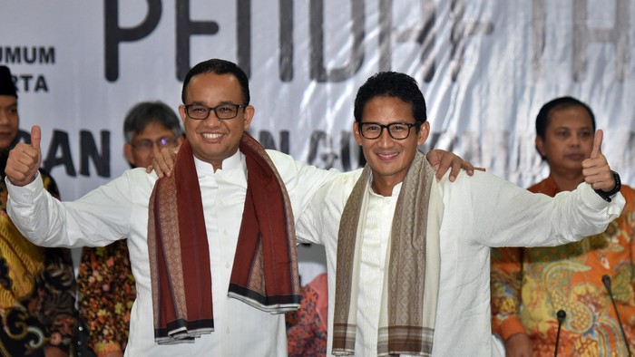 ANIES - SANDI MENDAFTAR KPUD Bakal Calon Gubernur DKI Jakarta Anies Baswedan (kiri) dan Bakal Cawagub Sandiaga Uno (kanan) didampingi pimpinan partai pengusung menunjukkan mengangkat jempol saat pendaftaran di KPUD DKI Jakarta, Jumat (23/9). Pasangan Anies - Sandi Uno diusung oleh Partai Gerindra dan PKS. ANTARA FOTO/Yudhi Mahatma/16