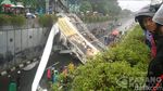 JPO di Pasar Minggu Ambruk