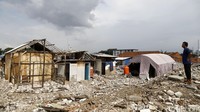 Jejeran bangunan semi permanen di Kampung Akuarium.