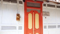 Salah satu yang menonjol dari bangunan lawas ini adanya ornamen matahari di atas pintu masuk atau beberapa sudut bangunan rumah (Aditya/detikTravel)