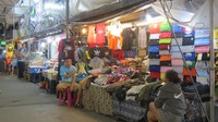 PKL di Chiang Mai lebih rapi. Selain berjualan di trotoar, mereka disediakan lapak dalam gedung pasar (Fitraya/detikTravel)