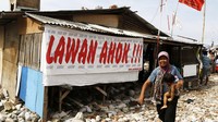 Warga yang bertahan mendirikan bangunan semi permanen di Kampung Akuarium.