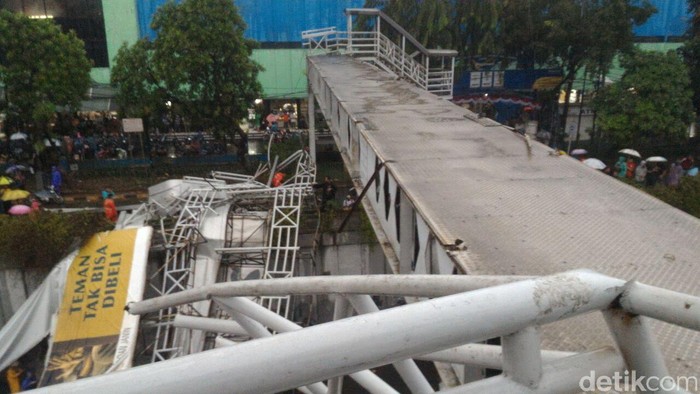 Warga Nekat Nonton dari Atas JPO Pasar Minggu, Petugas Lempar Sandal