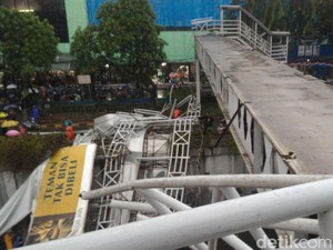 Warga Nekat Nonton dari Atas JPO Pasar Minggu, Petugas Lempar Sandal