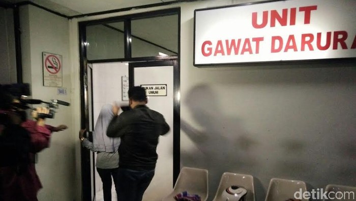 Perempuan ini Menangis di RS Siaga Usai Melihat Jenazah Korban JPO Pasar Minggu