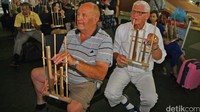 Bermain angklung bersama penumpang ini merupakan bagian dari promosi kebudayaan Indonesia yang dilakukan PT. Angkasa Pura II selaku pengelola bandara dan juga menghilangkan rasa kejenuhan penumpang yang sedang menunggu penerbangan.