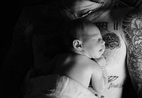 Adam Levine dan Istri Saling Berlomba Merebut Perhatian Anak