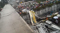 Arus lalu lintas tak bisa dilintasi. Petugas kepolisian mengatur jalan, banyak kendaraan diminta memutar balik.