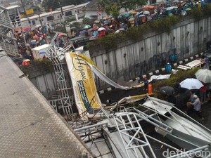 Sebelum Ambruk, Atap JPO Pasar Minggu Sudah Rapuh dan Goyang Saat Hujan