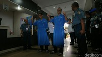 Simbol ini menggunakan kedua tangan yang disilangkan dengan dua jari telunjuk dan jempol membentuk huruf W.
