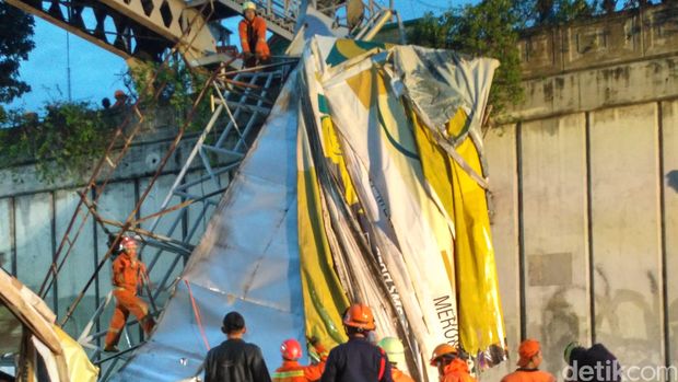 JPO roboh di Pasar Minggu (Foto: detikcom)