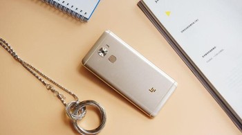 Dari segi desain, sama dengan dua generasi Superphones pendahulunya, Le Pro 3 tampil tanpa sekrup (screwless), layar tanpa bezel dan jack headphone 3,5 mm yang digantikan dengan port USB Type-C berbasis teknologi hasil inovasi LeEco, CDLA. Foto: Le Pro 3 (dok. LeEco)
