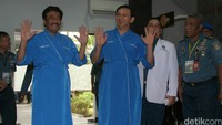 Sambil tersenyum, mereka kompak melambaikan tangan. Bakal calon Gubernur DKI Jakarta Basuki Tjahaja Purnama bersama Djarot Saiful Hidayat menjalani tes kesehatan di RSAL Dr. Mintohardjo, Jakarta, Sabtu (24/09/2016).