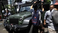Calon Gubernur DKI yang diusung Partai Demokrat, PKB, PAN dan PPP itu lalu meninggalkan gedung BNN. Agus pergi menaiki mobil Jeep Rubicon B 115 SHW.