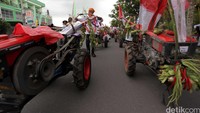 Para peserta parade traktor berasal dari 12 kecamatan di Kabupaten Lombok Tangah.