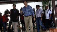 Mereka hanya sekitar 20 menit di gedung BNN. Tiba sekitar 12.33 WIB, dan keluar 12.51 WIB.