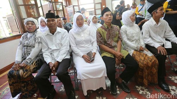 7 pasangan nikah massal (Foto: Baban Gandapurnama/detikcom)
