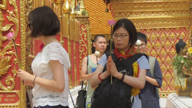 Umat Buddha sedang berdoa (Fitraya/detikTravel)