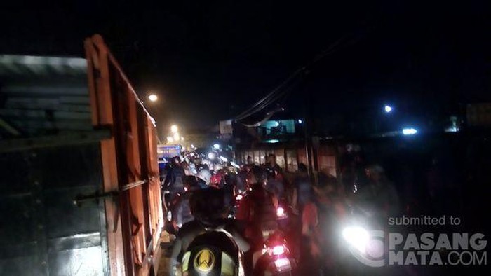 Banjir Setinggi Lutut di Joglo Jakbar, Arus Lalin Macet Parah