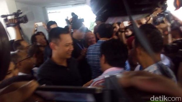 Agus Berpapasan dengan Ahok (Jabbar/detikcom)