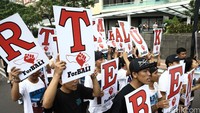 Mereka membentangkan sejumlah poster dan spanduk saat Car Free Day di Bundaran Hotel Indonesia.