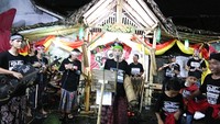 Foto: Kampung Wisata Tumenggungan (Kawitan) di Banyuwangi, punya atraksi musik seru. Musik lokal patrol, yang berupa bambu dipukul dengan tongkat kayu, berpadu asyik dengan alunan musik jazz (Aditya/detikTravel)