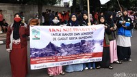 Aktivis KAMMI melakukan aksi serupa.