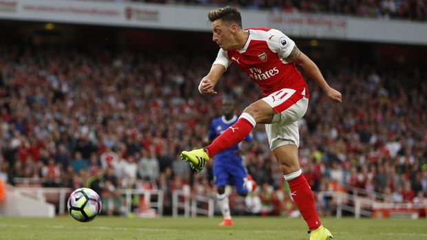 Mesut Oezil terancam didepak dari Arsenal.